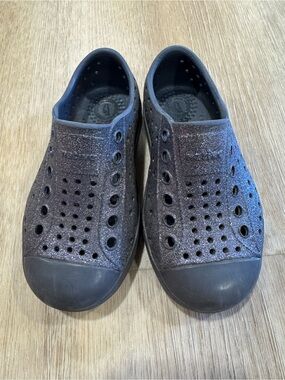 Native Kids Glitter Slip-On Water Shoes in Dark Gray
